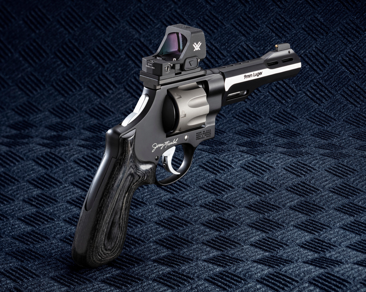 14045-sw-Revolver-Beauty_21__33209